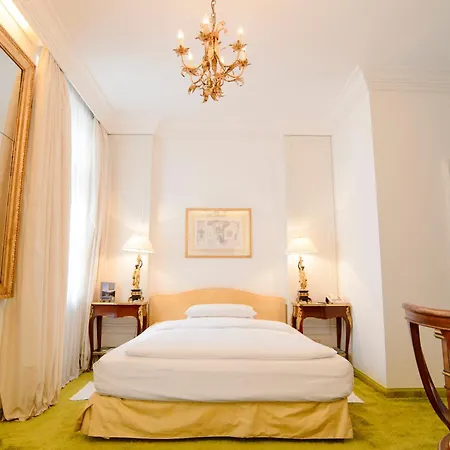 Opera Hotell 4*