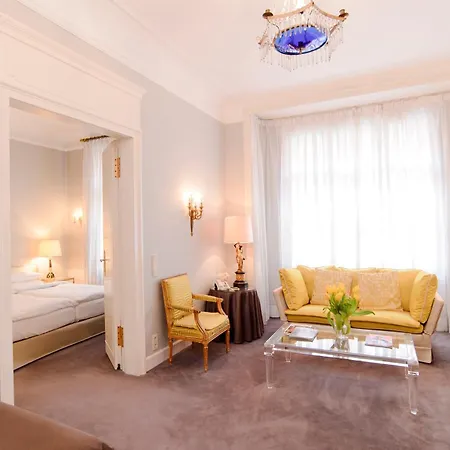 Opera Hotell 4*