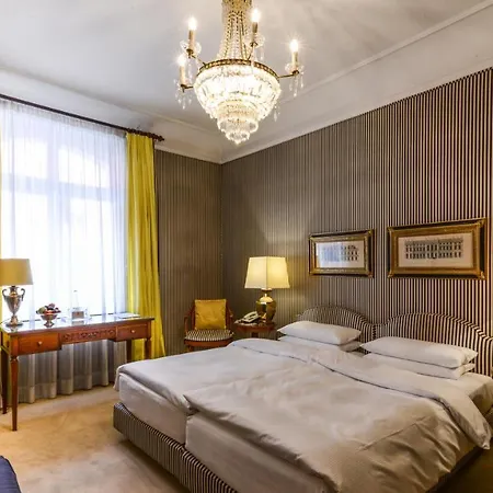 Opera Hotell 4*