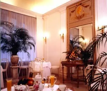 Opera Hotell 4*