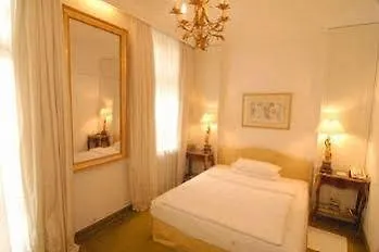 Opera 4*