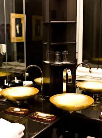 Opera Hotell 4*
